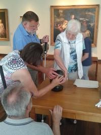 Menschen mit Sehbehinderung ertasten ein Hands on-Objekt zu einem Porträt (Foto: Kurpfälzisches Museum).