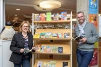 Hier finden Jugendliche Lektüren in leichter Sprache: Christine Sass und Markus Viereckl von der Stadtbücherei (Foto Rothe)