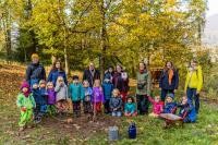 Oberbürgermeister Würzner pflanzt gemeinsam mit Kindern der Kita Wörterwald einen Baum (Foto: Dittmer)