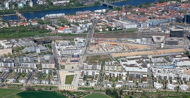 Luftbild mit Bahnstadt und Neckar im Hintergrund.