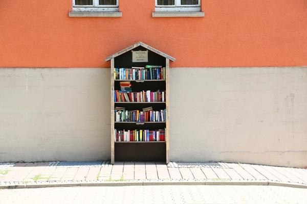 Bücherschrank vor der katholischen Kirche (Foto: Stadt Heidelberg)