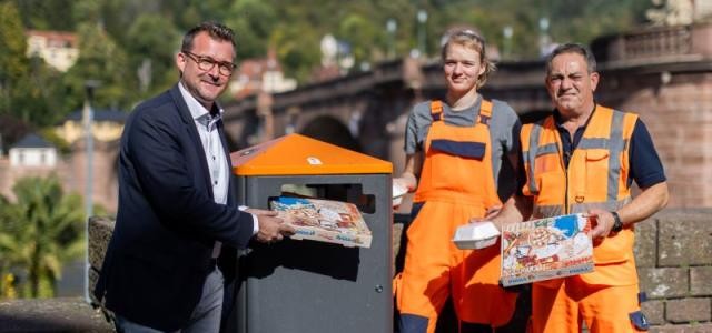 Bürgermeister Raoul Schmidt-Lamontain (links) demonstriert mit Theresa Janz und Ditmar Heid von der städtischen Abfallwirtschaft die Vorteile der Großmülleimer, in deren Schlund auch Pizzakartons passen.