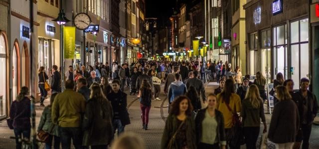 Bummeln, shoppen und genießen bis spät in die Nacht: Am kommenden Samstag findet in Heidelberg wieder eine Lange Einkaufsnacht statt. Bis 23 Uhr haben zahlreiche Geschäfte in der Altstadt geöffnet. (Foto: Dittmer)