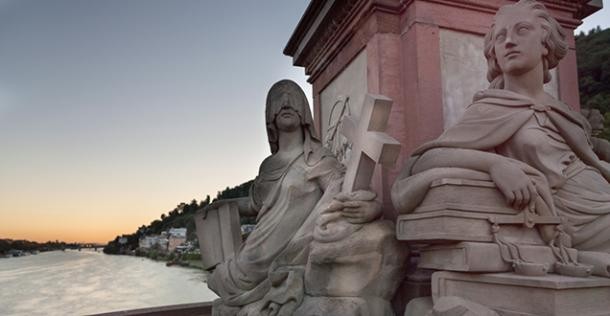 Sandstein-Figuren an der Alten Brücke Heidelberg