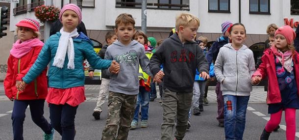 Kinder gehen zu Fuß zur Schule