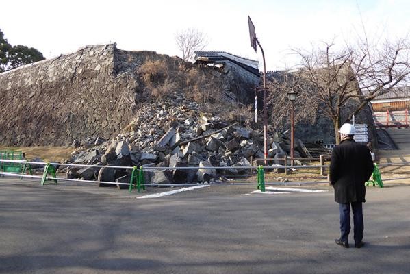 Oberbürgermeister Prof. Dr. Eckart Würzner vor einer Mauer, die beim Erdbeben zerstört wurde. (Foto: Riemer/RNZ)