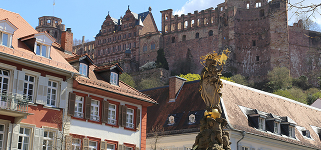 Blick vom Kornmarkt, Altstadt, aufs Heidelberger Schloss (Foto: Pellner/Stadt Heidelberg)