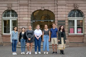 Zum Auftakt der International Summer Science School Heidelberg 2023 versammelten sich die Teilnahmerinnen und Teilnehmer aus aller Welt zum Gruppenbild. (Foto: Rothe)