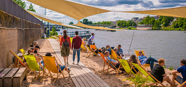 Stadtstrand am Neckar mit Sonnensegel und Liegestühlen